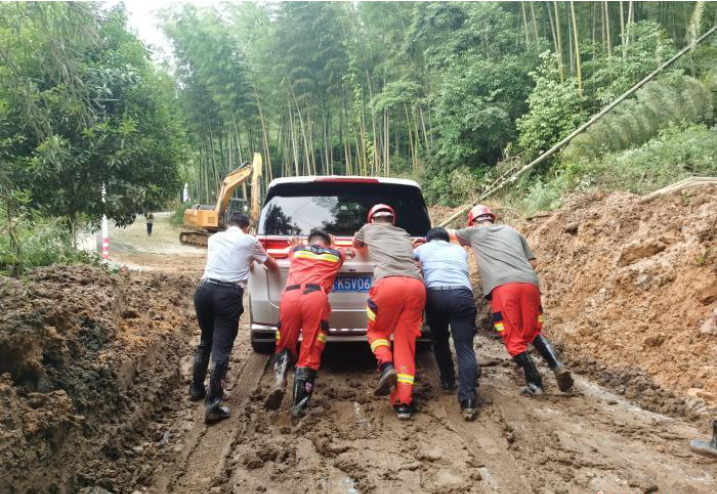 重庆公路应急抢险队驰援永川:打通道路,疏散被困群众