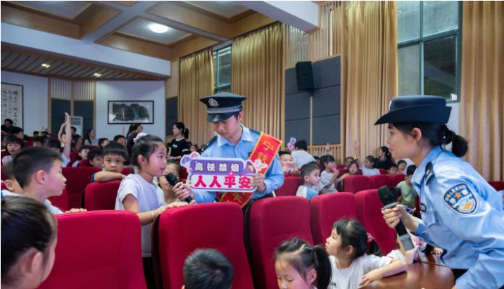 南宁铁警进校开展“硬核”科普 趣味课堂解锁铁路安全必修课